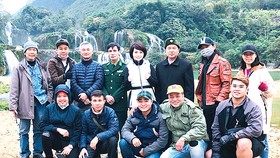 Ê kíp đoàn phim Kiều tại thác Bản Giốc (Cao Bằng)