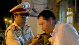 Vẫn kiểm tra nồng độ cồn lái xe nhưng phải theo đúng quy trình