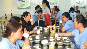 Bữa ăn giữa ca của người lao động Công ty cổ phần Sài Gòn Food có thêm nước chanh sả để tăng sức đề kháng
