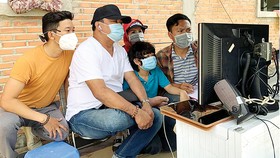 Ê kíp Vua bánh mì luôn đeo khẩu trang trong quá trình quay phim. Ảnh: NSCC