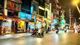 Phố Tây Bùi Viện vắng vẻ trong ngày đầu “đóng cửa” hoạt động vui chơi, giải trí