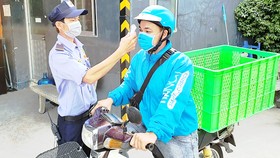 Đo thân nhiệt nhân viên giao hàng