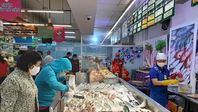 Hàng hóa đầy ắp trong các siêu thị ở ĐBSCL