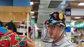 Người dân chọn mua nón chống dịch