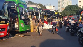 Nhiều người vẫn lơ là, không đeo khẩu trang khi vào Bến xe miền Đông. Ảnh: ĐỨC TRUNG