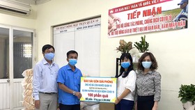 Tặng 100 triệu đồng cho người lao động nghèo phòng chống dịch Covid-19