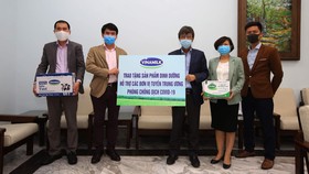 GS.TS Đặng Đức Anh - Viện trưởng Viện Vệ sinh dịch tễ Trung ương (bên phải) đại diện nhận tài trợ từ ông Phạm Tuyên – Giám đốc Kinh doanh Nội địa Vinamilk (bên trái)