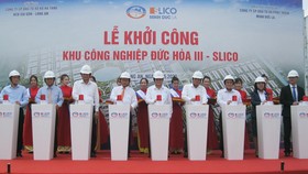 Nguyên Chủ tịch nước Trương Tấn Sang (thứ 5 từ trái sang) cùng lãnh đạo tỉnh Long An và đại diện các cơ quan bấm nút khởi công KCN Đức Hòa III-SLICO