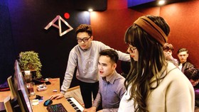 Nhạc sĩ - NSX âm nhạc Khắc Hưng làm việc cùng các ca sĩ