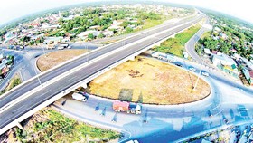Đường cao tốc TPHCM - Long Thành - Dầu Giây đưa vào vận hành đã phần nào đáp ứng nhu cầu vận tải, phục vụ phát triển kinh tế - xã hội khu vực. Nguồn: Hương Giang