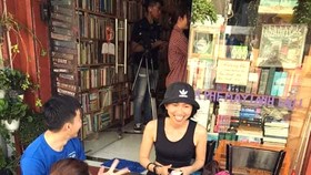 Nhiều bạn trẻ thích thú tìm đến tiệm cà phê sách "Sài Gòn năm xưa"