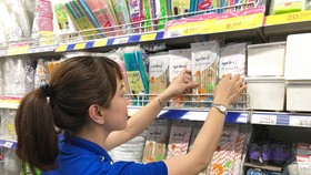 Khách hàng chọn mua ống hút giấy tại Co.opmart