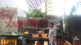 Bức tường rào ngăn khu dân cư với khu đất dự án được dựng lại để chờ chính quyền vào cuộc