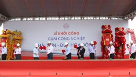 Nguyên Chủ tịch nước Trương Tấn Sang (thứ 5 từ trái qua) cùng lãnh đạo tỉnh Long An tại lễ khởi công