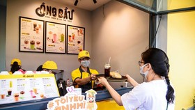 Khách mua thực phẩm tiêu dùng nhanh tại một cửa hàng có giao hàng trực tuyến