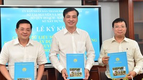 Giám đốc 3 sở TPHCM ký kết bản ghi nhớ. Ảnh: VIỆT DŨNG