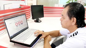 Xem 600 câu hỏi lý thuyết thi giấy phép lái ô tô. Ảnh: CAO THĂNG