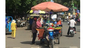 Chợ tự phát họp giữa đường