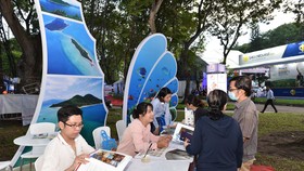 Người dân tham quan, tìm hiểu các sản phẩm bày bán tại Ngày hội Du lịch TPHCM 2020. Ảnh: KIM ANH