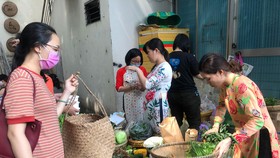 Phiên chợ bày đủ các món quê hút khách