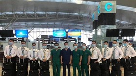 Phi hành đoàn và y, bác sĩ của Bệnh viện Bệnh Nhiệt đới Trung ương trên chuyến bay tới Guines Xích đạo đón công dân Việt Nam mắc Covid-19 về nước