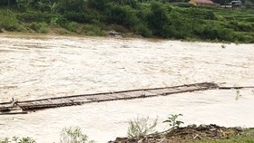 Cầu tạm ở xã Trung Tiến, huyện vùng biên Quan Sơn bị cuốn trôi một phần