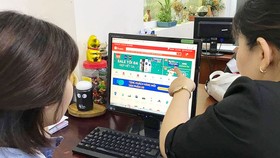 Covid-19 khiến nhiều bạn trẻ thất nghiệp, chuyển hướng qua kinh doanh trên mạng. Ảnh: HOÀNG HÙNG
