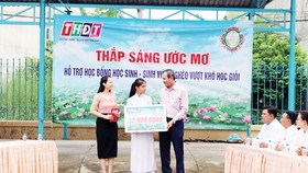 Trao học bổng “Thắp sáng ước mơ” giúp học sinh nghèo vượt khó học tập tại xã Mỹ Trà, thành phố Cao Lãnh, tỉnh Đồng Tháp