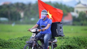 Một bạn trẻ ở Hội An, Quảng Nam tuyên truyền phòng dịch bằng loa phóng thanh (Facebook tuổi trẻ Cẩm Châu)