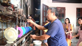 Khách du lịch tham quan làng lụa Nha Xá, tỉnh Hà Nam