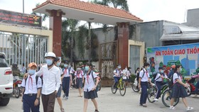 Giờ tan trường của học sinh Trường THCS Nguyễn Trãi, quận Gò Vấp. Ảnh: ĐỨC TRUNG