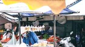 Những món ăn vặt theo thời gian vẫn có một chỗ đứng vững chắc trong lòng cư dân đô thị. Ảnh: KHANG TRỊNH
