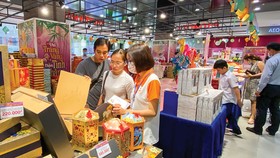 Phong phú các mặt hàng bánh trung thu bày bán tại siêu thị. Ảnh: CAO THĂNG