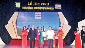 Đại diện Vedan nhận chứng nhận “Thương hiệu vàng nông nghiệp Việt Nam” sản phẩm phân hữu cơ khoáng Vedagro dạng viên