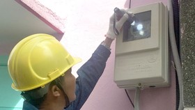 Nhân viên EVNHCMC kiểm tra chỉ số điện của công tơ có chức năng thu thập dữ liệu đo đếm từ xa