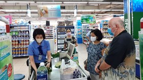 Người tiêu dùng chọn mua thực phẩm ở các địa chỉ uy tín