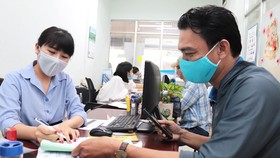 Nhân viên Công ty CP Cấp nước Bến Thành hướng dẫn người dân thực hiện các thủ tục hành chính