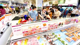 Đông đảo khách hàng đến mua sắm tại siêu thị Aeon Bình Tân, TPHCM. Ảnh: CAO THĂNG