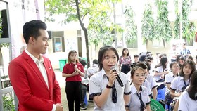Học sinh Trường THPT Trần Văn Giàu (quận Bình Thạnh) đặt câu hỏi tại ngày hội tư vấn hướng nghiệp tổ chức giữa tháng 10-2020