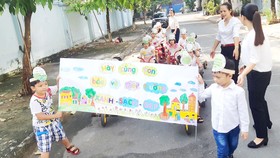 Cô và trò Trường Mầm non Tân Hưng tuyên truyền công tác bảo vệ môi trường