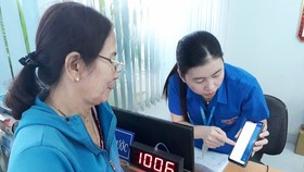 Nhân viên Tawaco hướng dẫn người dân cách sử dụng ứng dụng My Tawaco