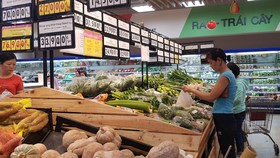 Hàng hóa giảm giá mạnh tại các kênh phân phối dịp cuối năm