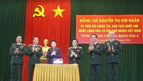 Chủ tịch Quốc hội, Nguyễn Thị Kim Ngân tặng quà cho Bộ Tư lệnh Quân khu 4