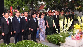 Lãnh đạo TPHCM dâng hương tưởng niệm cố Chủ tịch nước, Đại tướng Lê Đức Anh. Ảnh: VIỆT DŨNG