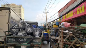 Ở TPHCM, không khó để bắt gặp các xe độ chế chở hàng cồng kềnh trên đường. Ảnh: Đức Trung