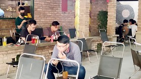 Tại quán cafe người dân không đeo khẩu trang