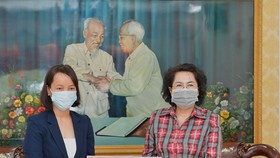 Bà Tô Thị Bích Châu (phải) tiếp nhận tượng trưng số tiền mặt 1 tỷ đồng từ đại diện Công ty Cổ phần Quốc Cường Gia Lai. Ảnh: VIỆT DŨNG