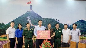 Đoàn lãnh đạo TPHCM trao bảng tượng trưng số tiền 600 triệu đồng thực hiện công trình "Mái ấm cho chiến sĩ và nhân dân nơi tuyến đầu"