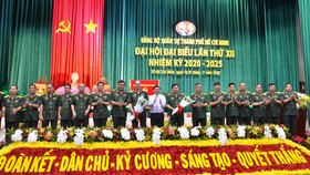 Chủ tịch UBND TPHCM Nguyễn Thành Phong tặng hoa chúc mừng Ban Chấp hành Đảng bộ Quân sự TPHCM lần XII và các đại biểu sẽ tham dự Đại hội Đại biểu Đảng bộ TPHCM lần thứ XI