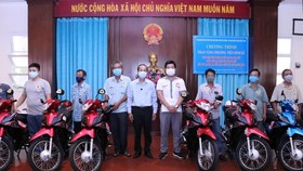 Trao xe gắn máy cho các hộ nghèo làm phương tiện sinh kế